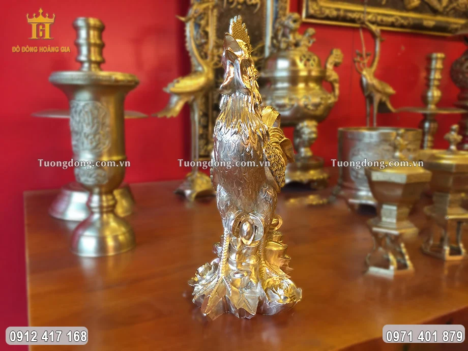 Hình phía trước linh vật gà